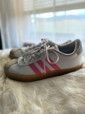 Adidas VI Court child 6.5 with Pink Stripes l